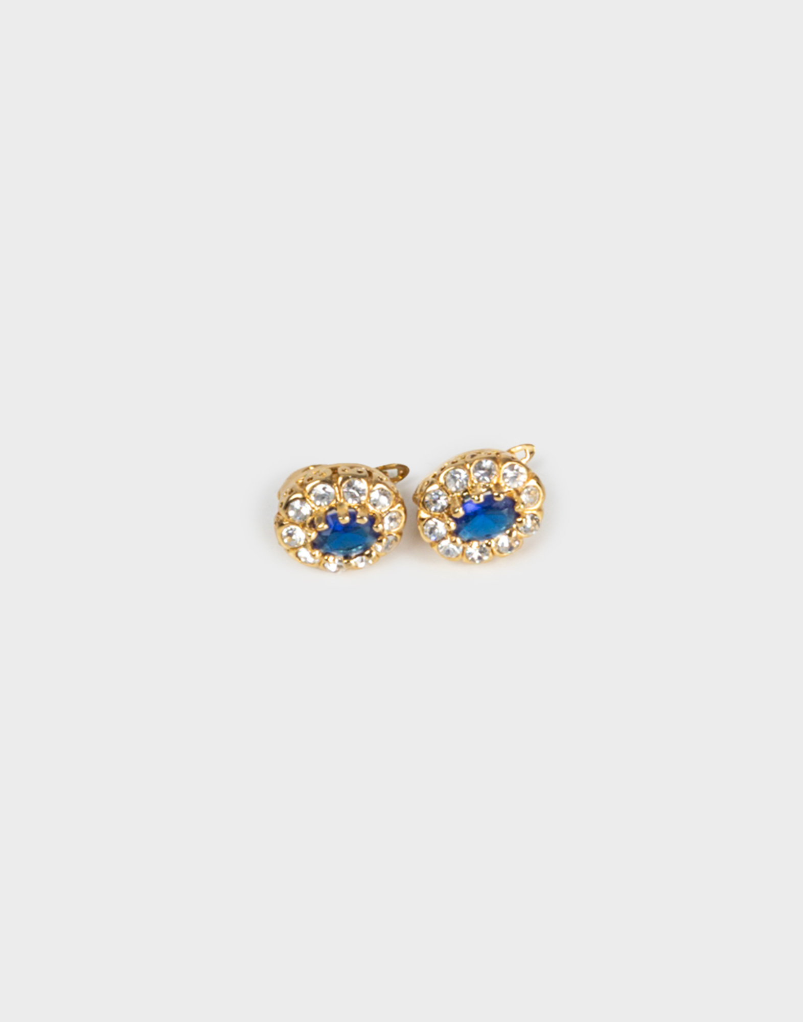 orecchini vintage con chiusura a monachella, pietra blu al centro e strass bianchi attorno