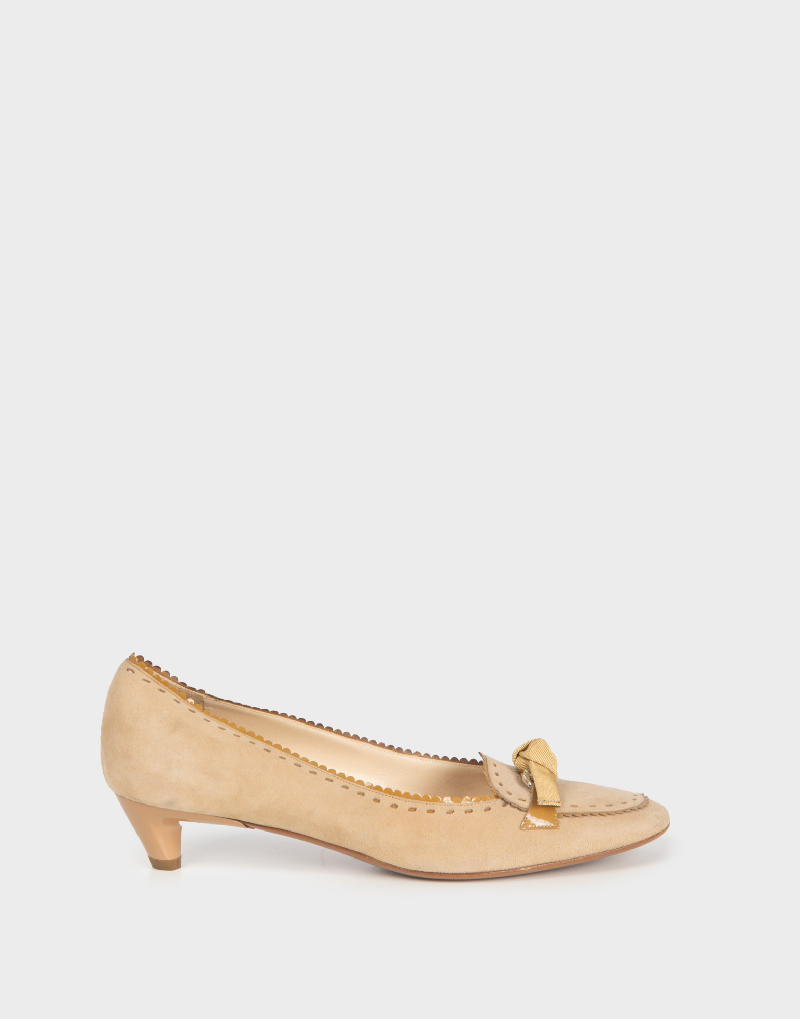 scarpe basse con tacco in camoscio beige, dettaglio applicazione fiocco in raso sulla punta
