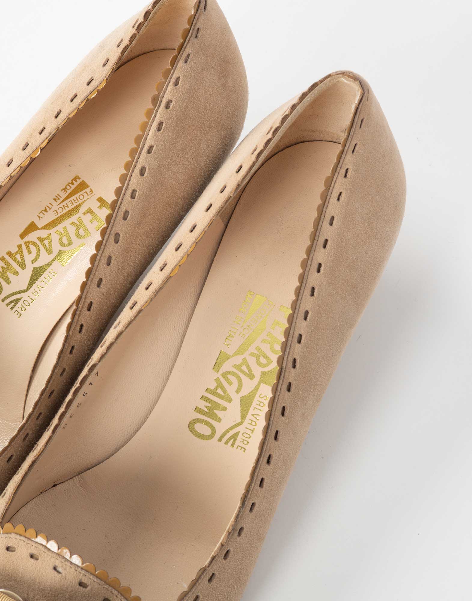 Salvatore Ferragamo - 1990s beige suede shoes - Image 5