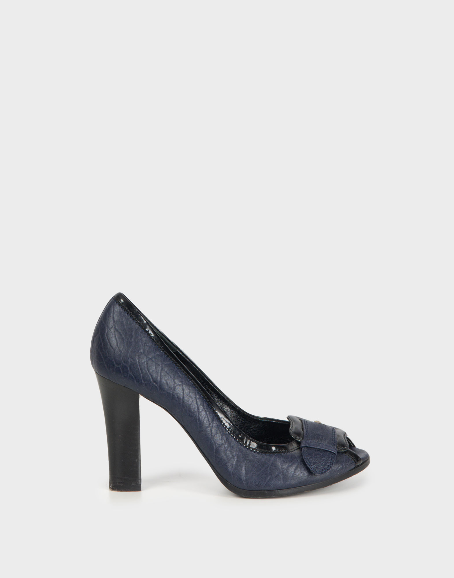 decollete blu da donna in pelle con tacco nero, fibbia come dettaglio applicato sul piede