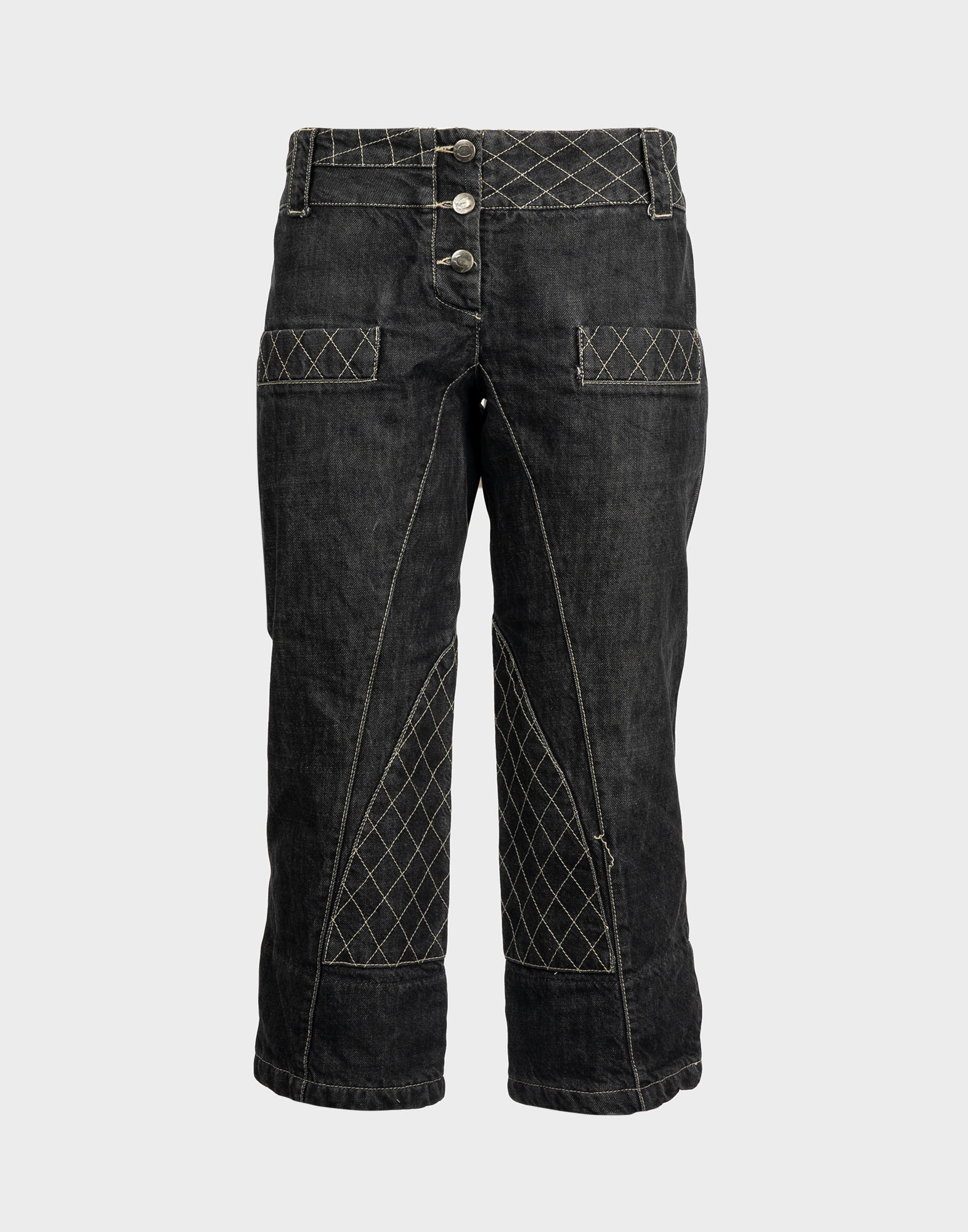 pantaloni in denim scuro da donna anno 2000 lunghi fino al ginocchio, vita bassa, chiusura con tre bottoni, due tasche sul davanti, cuciture beige a contrasto