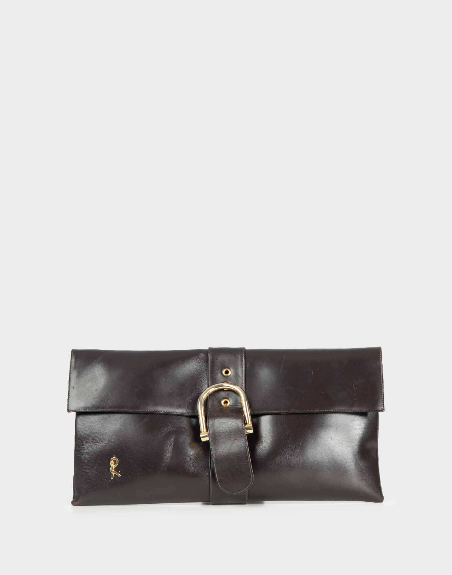 clutch marrone in pelle roberta di camerino anni '70 con logo dorato applicato in basso a destra e chiusura con fibbia stile cintura