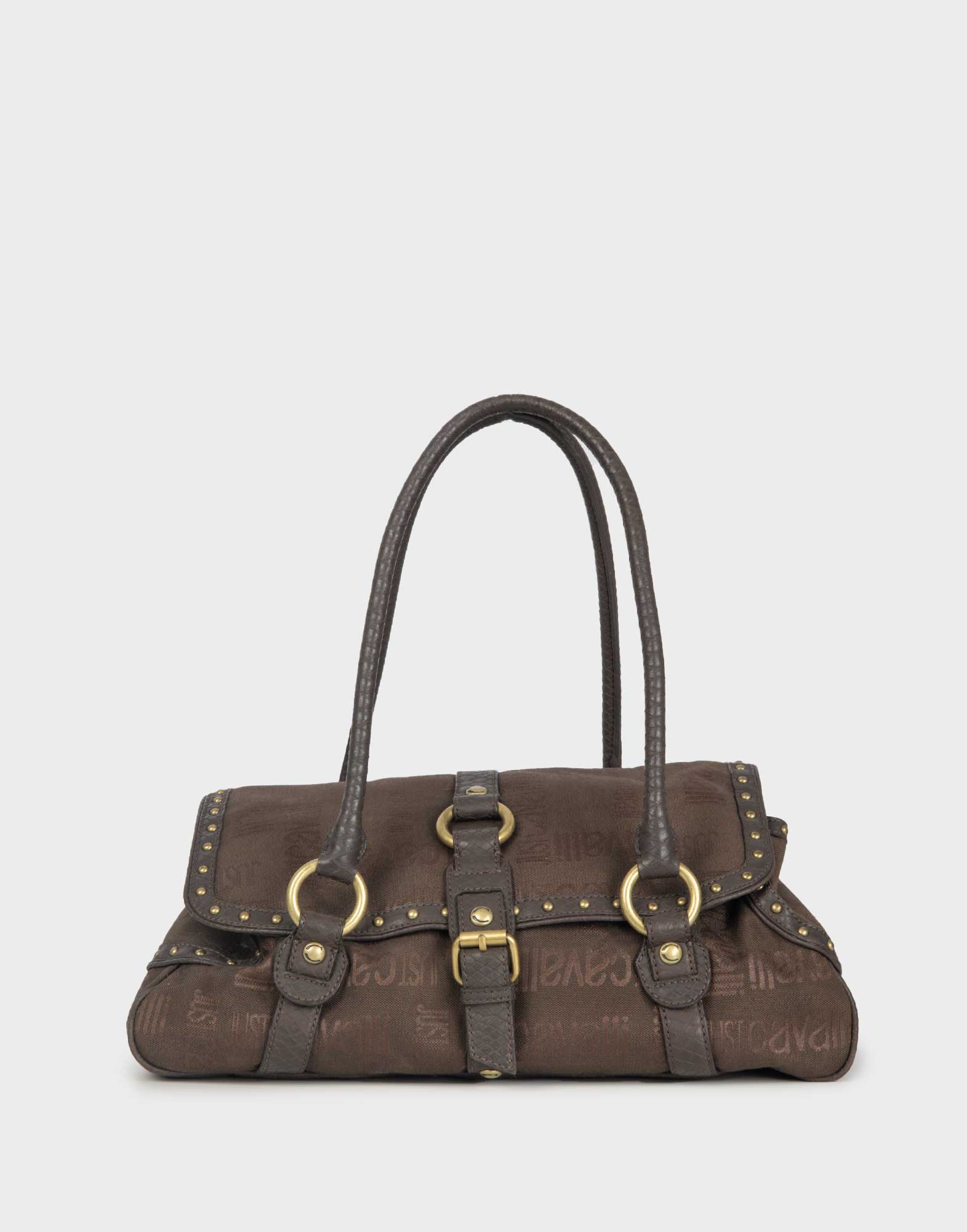 borsa just cavalli marrone in tessuto, a spalla con doppio manico in pelle, tessuto con logo just cavalli, dettagli e rifiniture in pelle marrone e applicazione di borchie