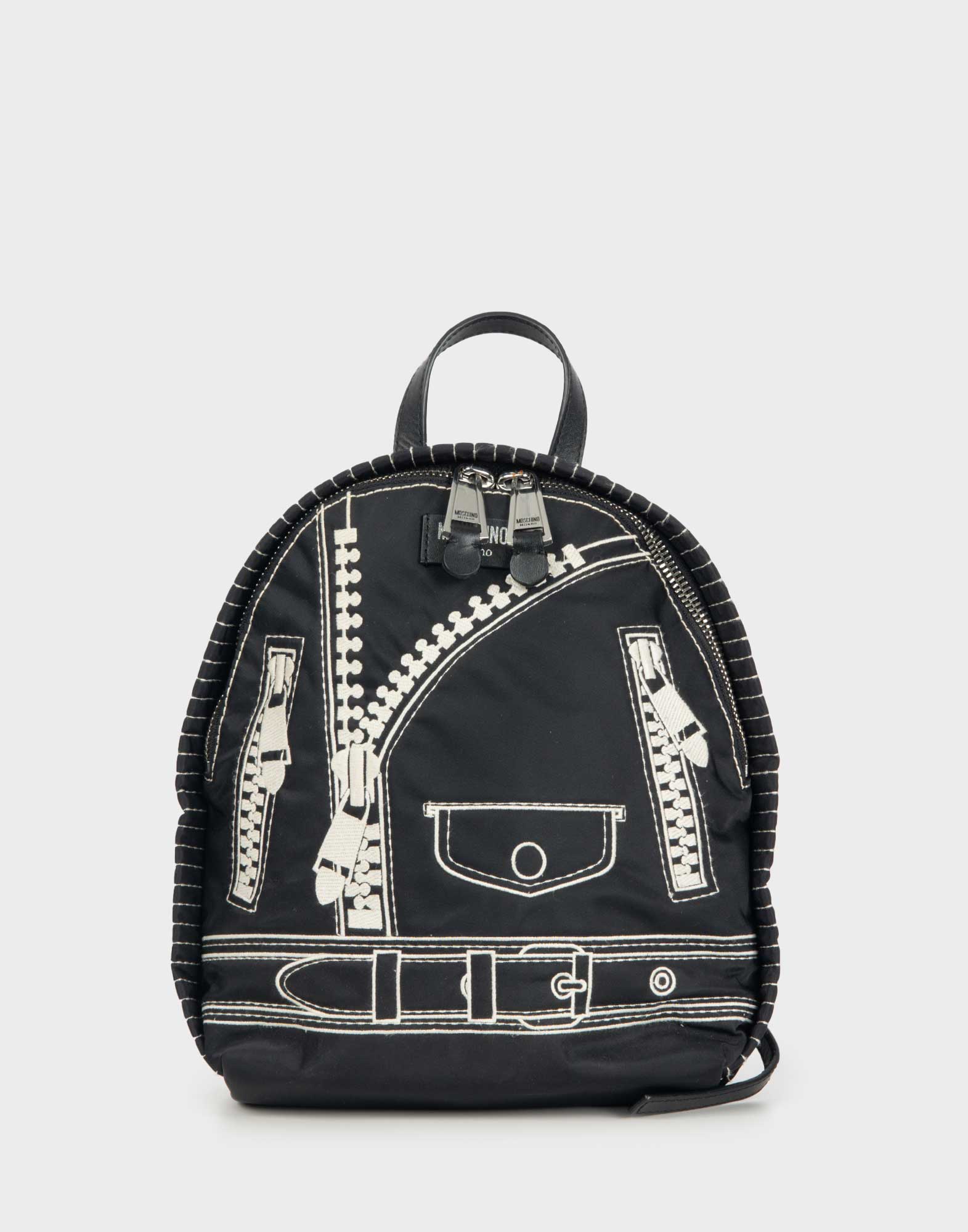 zaino nero in tessuto moschino con fantasia a ricami di colore bianco, chiusura superiore con cerniera