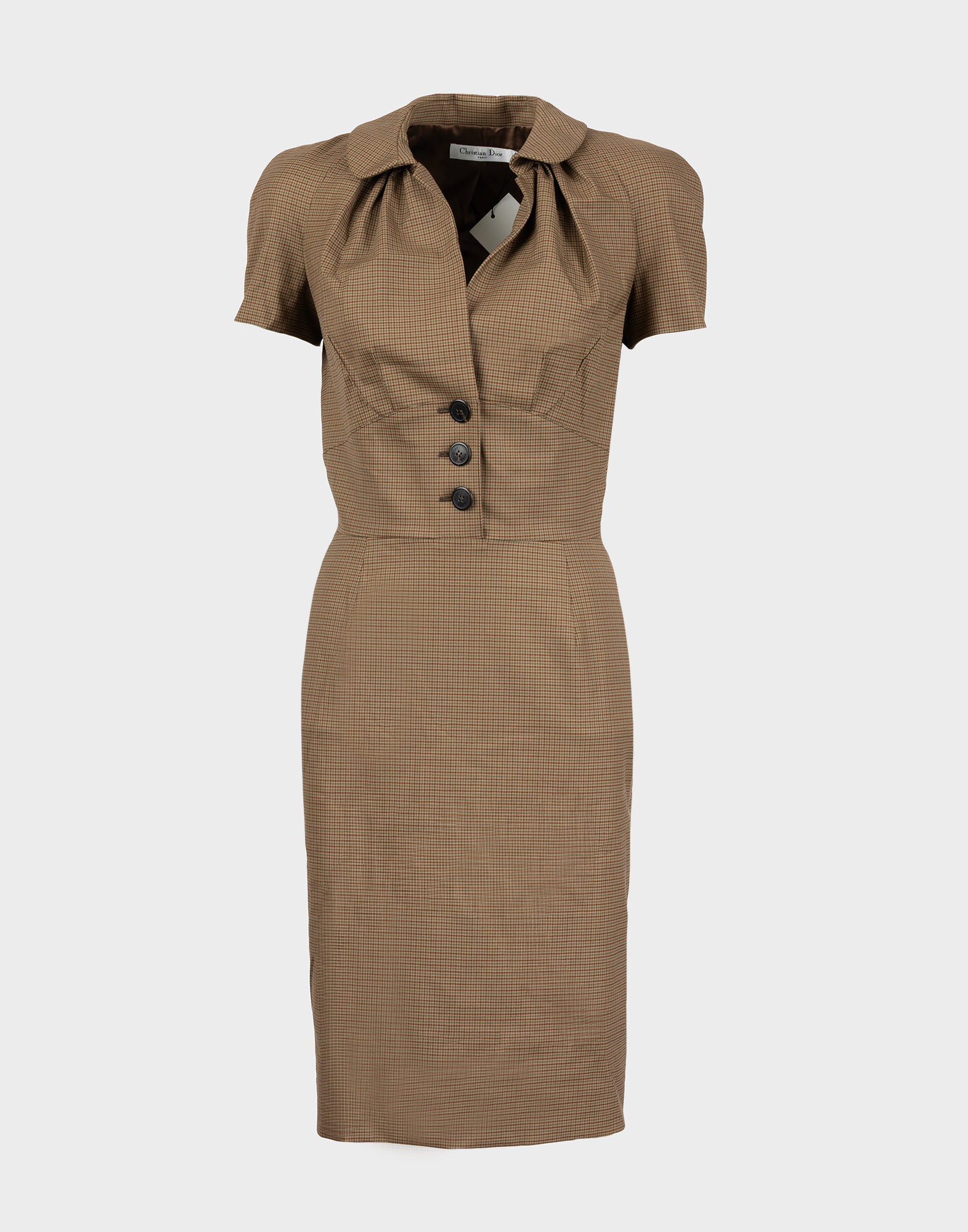vestito christian dior a tubino lungo fino a metà polpaccio, scollo a cuore, chiusura anteriore con tre bottoni, maniche corte, fantasia pied de poule