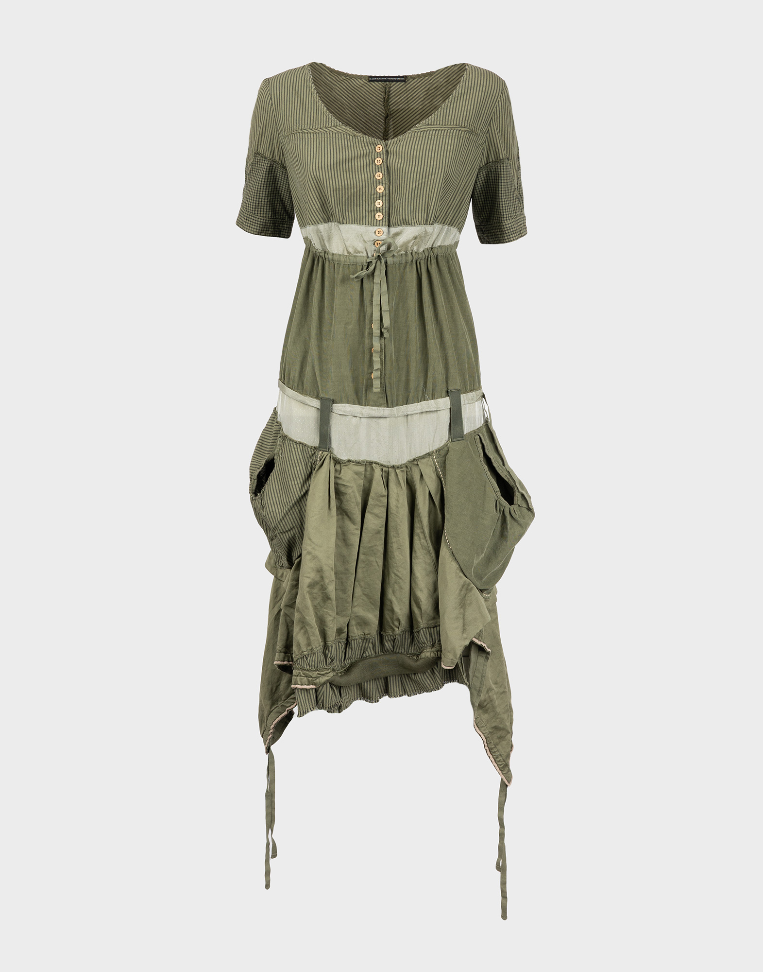 vestito verde in cotone dal taglio asimmetrico con coulisse e drappeggi. Chiusura anteriore con bottoncini beige