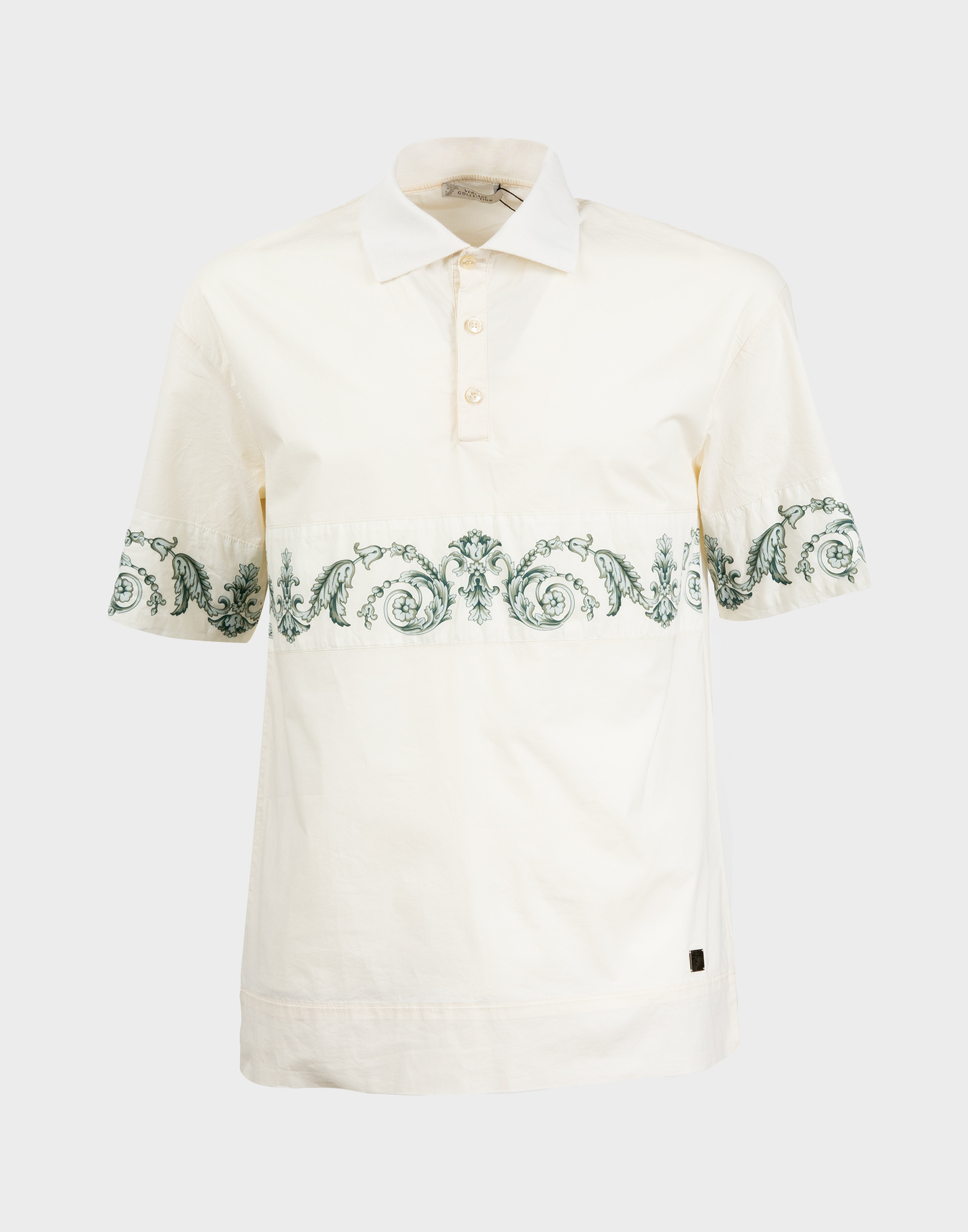 polo versace avorio a maniche corte, chiusura anteriore con bottoni, fascia verde con motivo barocco sul davanti