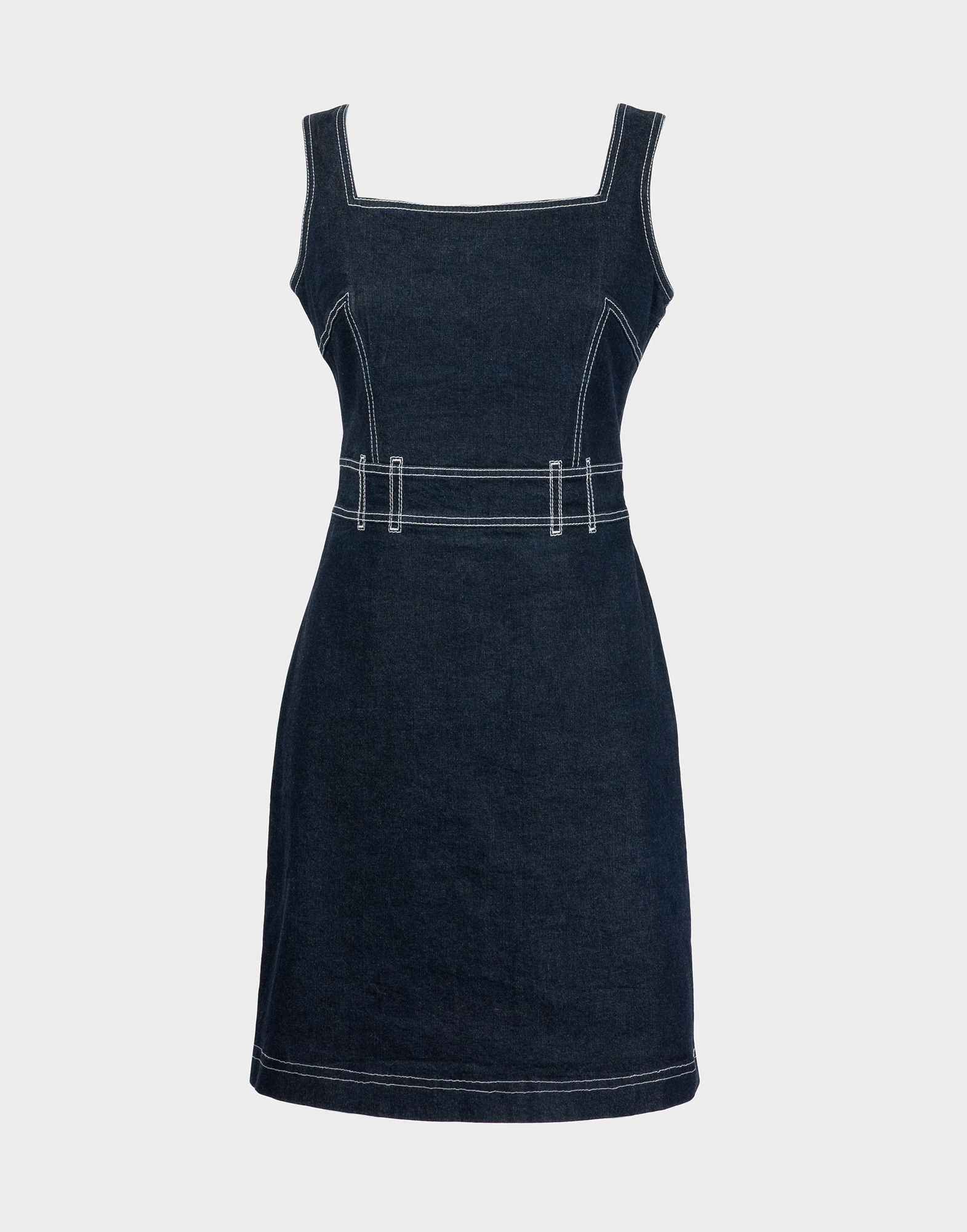 vestito in denim blu scuro con spalline sottili, scollo quadrato, cuciture bianche a contrasto
